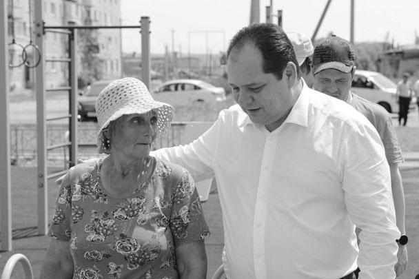 Ростислав Гольдштейн и жительница микрорайона Биробиджан-2