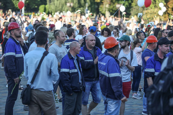 На улицах Гродно прошла акция «Медики против насилия», на нее вышли около двухсот человек