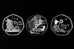 В Великобритании выпустили ограниченным тиражом 50-центовые монеты с иллюстрациями Эрнеста Шепарда к сказке Алана Милна «Винни-Пух». Первая из коллекционных монет изображает медвежонка с горшочком меда, на следующих двух изображены Кристофер Робин и Пятачок&#160;(фото: Geoff Caddick/PA/ТАСС)