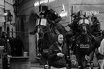 В ходе митинга толпа людей прошла от Главного вокзала на Староместскую площадь. Из толпы в полицейских стали бросать камнями и бутылками&#160;(фото: Petr David Josek/AP/ТАСС)