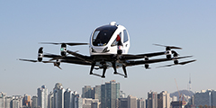В Сеуле продемонстрировали образцы беспилотных летающих такси и почтовых дронов. В мэрии уверены, что через несколько лет эти технические новинки станут неотъемлемой частью городского воздушного транспорта. Управлением и координацией полетов этих беспилотников занимается система K-drone