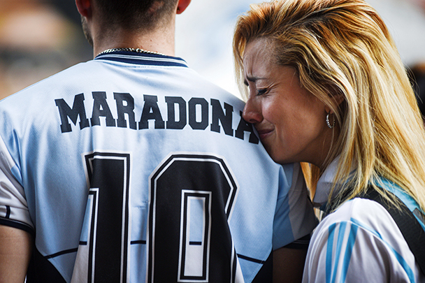 Масштабные акции в честь Марадоны прошли по всей Аргентине. Огромные толпы собрались у футбольного стадиона «Архентинос Хуниорс», где Марадона начинал свою звездную карьеру. Болельщики также стекались на «Ла Бомбонера», стадион «Бока Хуниорс» в Буэнос-Айресе 
