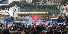 Мощной символической акцией отметил Азербайджан свою победу во второй карабахской войне – по улицам Баку прошел военный парад. Жители страны встречали военную технику с восторгом и воодушевлением и приветствовали ее в том числе флагами Турции