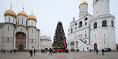 В Москве украсили главную новогоднюю ель страны, установленную на Соборной площади Кремля. 96-летняя ель из-под Наро-Фоминска была выбрана из 50 претенденток по 19 подмосковным лесничествам. Главным мотивом декора стала сказка «Морозко»