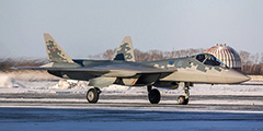 Воздушно-космические силы России получили на вооружение первый серийный истребитель пятого поколения Су-57. Перед поступлением в строевую часть машина пройдет испытания в Государственном летно-испытательном центре в Ахтубинске