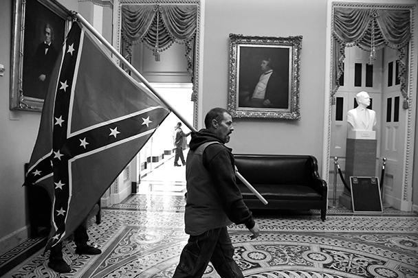 Сторонники Трампа не расставались с флагами конфедератов