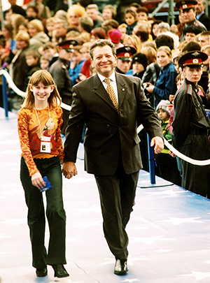 Борис Грачевский и юная актриса Аня Цуканова на открытии 2-го Международного фестиваля детского и юношеского кино «Кинотаврик» в Сочи