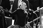 Певица Леди Гага исполнила гимн США. Для выступления она выбрала необычный наряд от модного дома Maison Schiaparelli&#160;(фото: REUTERS/Brendan McDermid)
