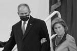 Джордж Буш – младший с супругой Лорой внимательно наблюдали за процедурой  &#160;(фото: REUTERS/Kevin Lamarque)