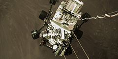 НАСА опубликовало фотографии, снятые исследовательским аппаратом Perseverance на Марсе. Миссия Mars 2020 стартовала с Земли в июле 2020 года, а 18 февраля планетоход приземлился в районе кратера Езеро. Главная задача миссии – забор образцов марсианского грунта, которые будут доставлены на Землю