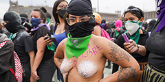 В Международный женский день 8 марта в столице Мексики прошли массовые акции протеста, в которых приняли участие более 20 тыс. человек. Митинги были спровоцированы президентом страны, который оказал поддержку обвиняемому в изнасиловании нескольких женщин