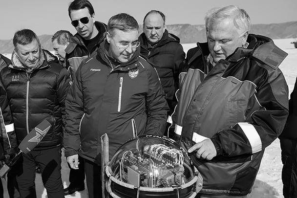 Министр науки и высшего образования России Валерий Фальков и директор Института ядерных исследований РАН Максим Либанов (первый план слева направо) перед запуском глубоководного нейтринного телескопа Baikal-GVD, построенного на озере Байкал. 