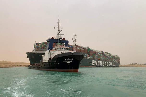 Контейнеровоз Ever Given принадлежит компании «Evergreen», зарегистрирован в Панаме и направлялся в нидерландский порт Роттердам из Китая