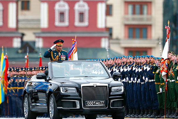 Министр обороны России Сергей Шойгу приветствовал парадные расчеты на кабриолете «Аурус»