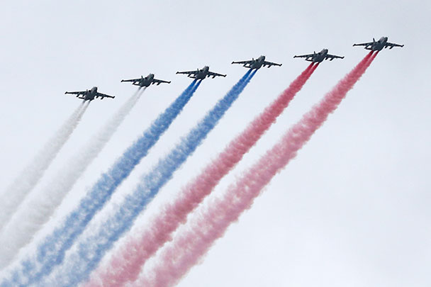 Авиационная часть парада завершилась пролетом шести штурмовиков Су-25, которые раскрасили небо над столицей в цвета российского триколора