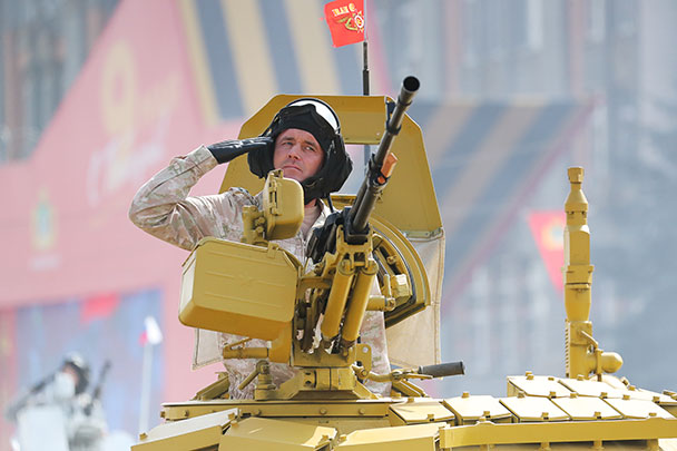 На параде Победы на Красной площади зрители увидели более 190 раритетных, современных и перспективных боевых машин