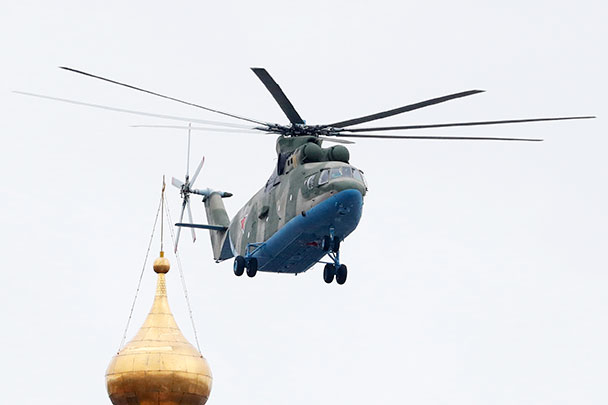 Авиационная часть парада Победы была открыта тремя тяжелыми вертолетами Ми-26
