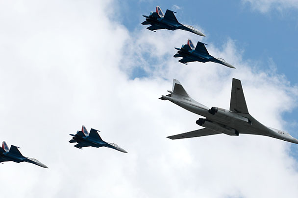 Стратегический ракетоносец Ту-160 пролетел над Красной площадью в едином плотном строю с четырьмя истребителями Су-35С