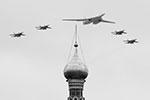 Сверхзвуковые стратегические бомбардировщики-ракетоносцы Ту-160 оснащены крылом изменяемой стреловидности&#160;(фото: Alexander Zemlianichenko/ТАСС)