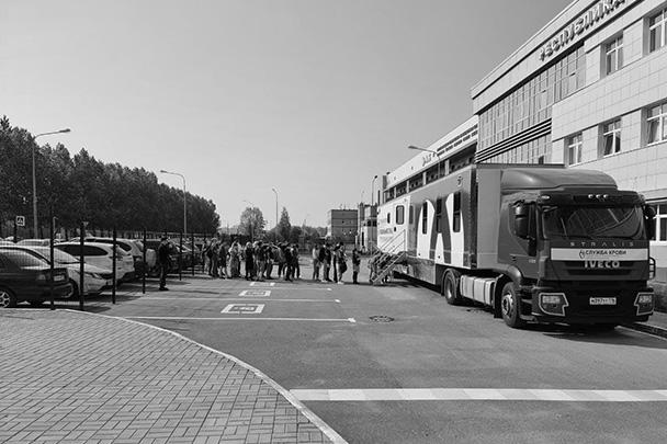 Около Республиканского центра крови припаркован мобильный центр для доноров