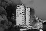 Ракеты Израиля разрушили 16-этажное здание Бурж аш-Шурук в центре Газы. В нем располагались офисы палестинских СМИ и компаний, магазины и жилые помещения. Погибли по меньшей мере три человека. Израиль заранее предупредил о ракетном ударе, поэтому большую часть людей успели оперативно эвакуировать   (фото: REUTERS/Ibraheem Abu Mustafa)