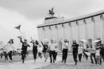 В Москве на Поклонной горе активисты Российского движения школьников запускали воздушных змеев в расцветке национального флага  (фото: Гавриил Григоров/ТАСС)