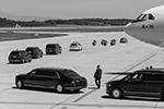 Владимира Путина в аэропорту встречал российский кортеж, состоящий из автомобилей Aurus. Это первый российский бренд автомобилей класса «люкс»&#160;(фото:  Alessandro della Valle/Pool via REUTERS)