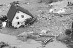 Наводнение привело к разрушению жилых домов и объектов инфраструктуры&#160;(фото: REUTERS)