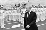Парад начался с доклада главкома ВМФ адмирала Николая Евменова Верховному главнокомандующему Владимиру Путину  (фото: ТАСС)