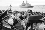 За парадом, проходившим на рейде Кронштадта, наблюдало множество иностранных гостей. А в строю кораблей прошли в том числе гости из военно-морских сил Вьетнама  (фото: Александр Демьянчук/ТАСС)