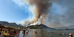 Турецкие власти сумели локализовать часть пожаров, охвативших леса на юге страны, а также задержали предполагаемых виновников бедствия. Власти подозревают поджог, поскольку пожары вспыхнули одновременно в разных курортных районах. Отдыхающие в Турции наши туристы не пострадали