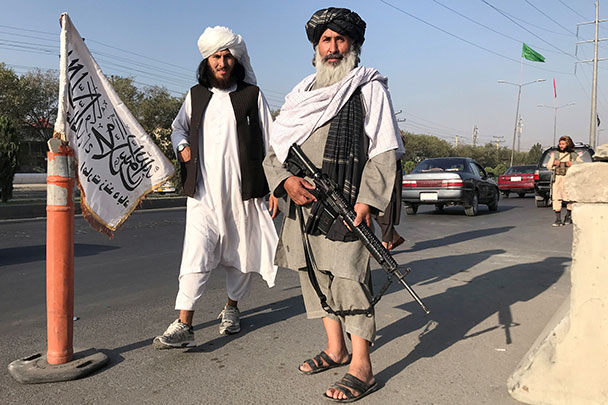 МВД Афганистана до последнего момента заверяло, что контролирует обстановку в столице. Теперь здание силового ведомства караулит патруль талибов