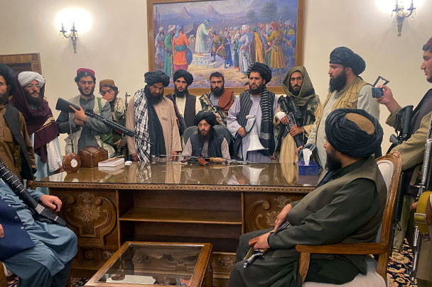 Тем временем талибы осваивались во дворце президента Ашрафа Гани, который отказался от своего поста и бежал из страны на набитом деньгами вертолете