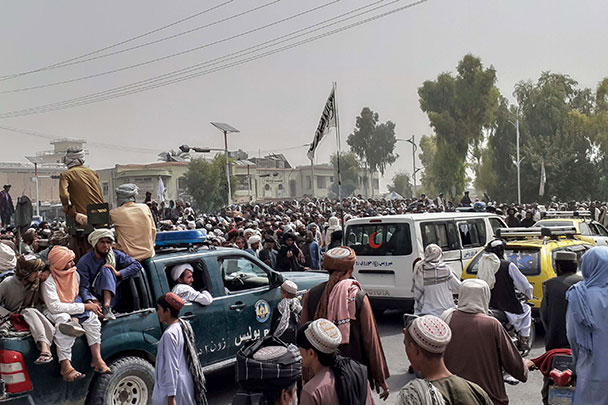 Жители Кабула приветствуют мирно вошедших в город талибов. Штурмом это назвать сложно
