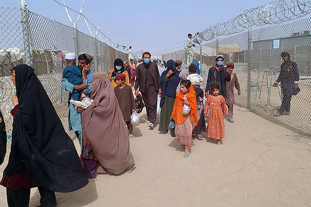 Погранпереход Чаман стал одними из ворот, через которые сотни афганцев бегут в Пакистан