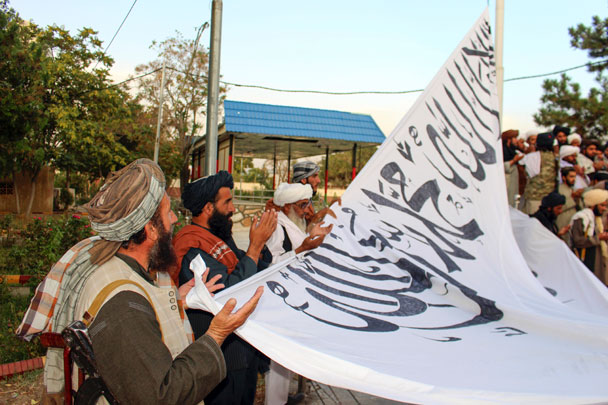 По всей стране победители меняют флаги павшей республики на знамена своего «Исламского эмирата Афганистан». На фото: подъем флага талибов у резиденции губернатора провинции Газни. Город Газни был захвачен 12 августа. Сообщается, что здесь талибы казнили 15 активистов сопротивления 