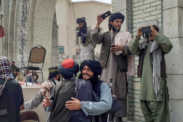 Талибы чувствуют себя хозяевами во втором по величине городе страны, Кандагаре. В середине 1990-х город был фактической столицей «Талибана». Боевики триумфально вернулись сюда 12 августа