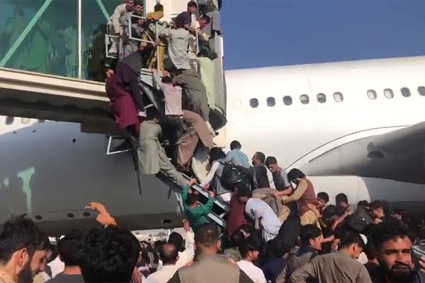 Во время паники в аэропорту Кабула погибло по меньшей мере пятеро афганцев