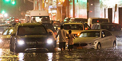 В Нью-Йорке объявили режим чрезвычайной ситуации из-за угрозы наводнений, вызванных отголосками урагана «Ида». Губернатор штата Кэти Хокул призвала жителей не садиться за руль и не выходить из дома без необходимости