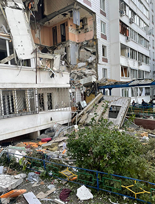 В результате взрыва повреждены 30 квартир с учетом нарушенного остекления, восемь из них разрушены полностью