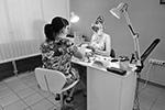 Ирина Шилова (справа) за работой в маникюрном салоне&#160;(фото: Юрий Васильев/ВЗГЛЯД)