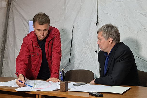 Алексей Русских (справа) в оперативном штабе по ликвидации последствий оползня