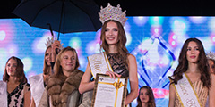 В Ялте состоялся ежегодный конкурс красоты «Мисс Крым» с участием 15 представительниц в возрасте от 16 до 22 лет из разных городов полуострова. На этапе отбора девушки проходили различные испытания и радовали зрителей дефиле в нарядах от известных дизайнеров