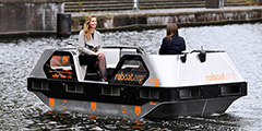 В Амстердаме начинаются испытания беспилотных электрических лодок Roboat, которые были созданы совместными усилиями американских и нидерландских ученых. Эти лодки могут работать по 10 часов без подзарядки и перевозить пассажиров, товары и даже мусор