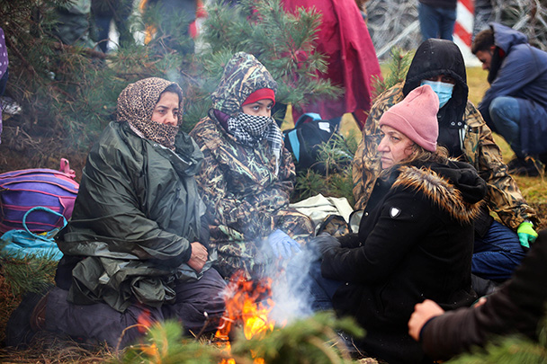 Число беженцев оценивается в три тысячи человек: они рубят деревья, разжигают костры и ставят палатки