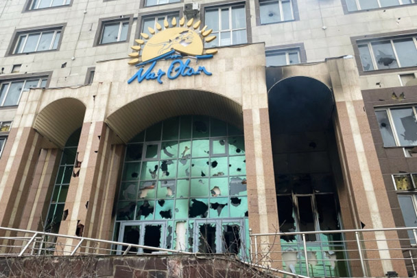 Здание Ауэзовского районного филиала партии Nur Otan, которое пытались поджечь протестующие