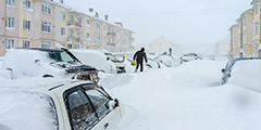В Южно-Сахалинске третий день продолжаются обильные снегопады из-за сильного циклона. Уже выпала месячная норма осадков. Власти города ввели режим чрезвычайной ситуации. Коммунальщики работают в круглосуточном режиме. На расчистку улиц брошена не только спецтехника, но и военные