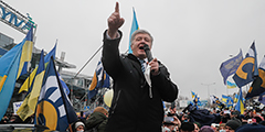 Экс-президент Украины Петр Порошенко вернулся в Киев из-за границы. Ожидалось, что бывший глава государства, которого подозревают в госизмене, будет арестован прямо в аэропорту. Но Порошенко прошел через погранкордоны, хотя и не без инцидентов