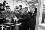 На паспортном контроле в киевском аэропорту Жуляны экс-президент задержался. Следователи Государственного бюро расследований (ГБР) 20 минут проверяли документы  Порошенко&#160;(фото: Press Service of Petro Poroshenko/REUTERS )