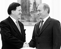 Джордж Робертсон и Владимир Путин в 2001 году (фото: Сергей Гунеев/РИА Новости)